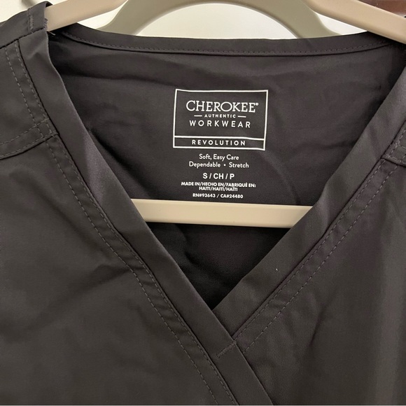 Cherokee Gray Scrub Top - Picture 2 of 6